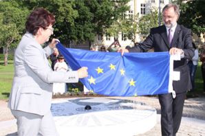 Enthüllung des Douzelage-Monuments. Bgm. Grete Gruber und Douzelage-Präsident Ed Weber