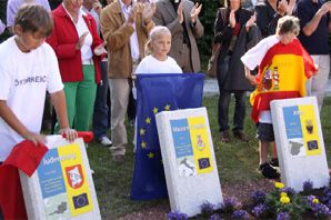Enthüllung der Douzelage-Mitgliedertafeln durch die Kinder