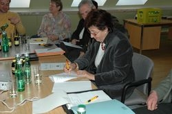 Die Bürgermeisterin Grete Gruber bei der Unterzeichnung der Basisvereinbarung