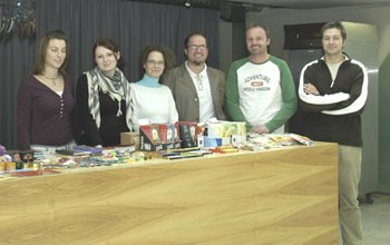 Zwei Schülerinnen der HAK beim Fair Trade-Stand, Eva Volkar, Helfried Kreiter und die hilfreichen Geister Ing. Thomas Kolland und Ing. Christian Moser